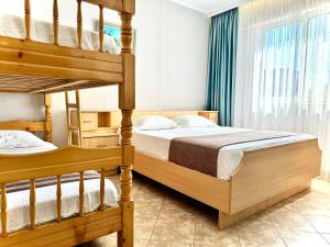 une chambre avec deux lits superposés et une fenêtre dans l'établissement Seaside Beach Apartments - by EKA Luxury Apartments, à Durrës