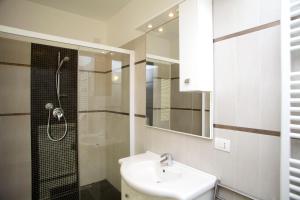 La salle de bains est pourvue d'un lavabo et d'une douche. dans l'établissement Camere e case vacanza Residenza Prealba, à Levanto
