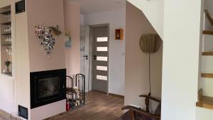 a hallway with a fireplace in a house at Całoroczny dom na Suwalszczyźnie in Radziucie
