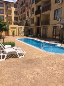 una piscina en medio de un edificio en Apartment Siana 3, en Sveti Vlas