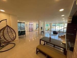 a large living room with a couch and a table at شاليهات ومسابح مزارع in Al Azraq ash Shamālī