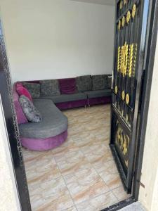 a living room with a couch and a mirror at شاليهات ومسابح مزارع in Al Azraq ash Shamālī