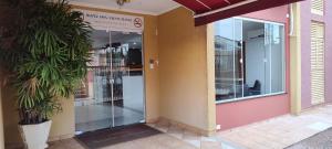 uma entrada para um edifício com portas de vidro em Hotel Sta Mônica Marília em Marília