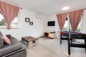 Una sala de estar con un sofá y una mesa de billar. en Apartment Mara by EL-PI TOURS, en Malinska