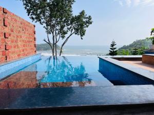 Kudle Beach View Resort And Spa Gokarna内部或周边的泳池