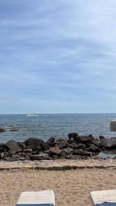 deux chaises assises sur la plage près de l'eau dans l'établissement Studio bord de mer, à Saint-Raphaël