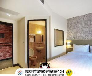 Rúm í herbergi á Win Inn Kaohsiung Hotel