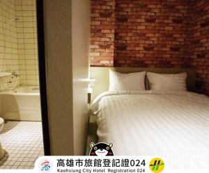 Rúm í herbergi á Win Inn Kaohsiung Hotel