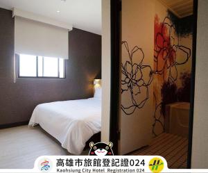Rúm í herbergi á Win Inn Kaohsiung Hotel