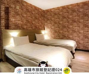 Rúm í herbergi á Win Inn Kaohsiung Hotel