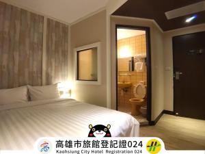 Rúm í herbergi á Win Inn Kaohsiung Hotel