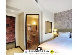Rúm í herbergi á Win Inn Kaohsiung Hotel