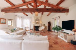 Una televisión o centro de entretenimiento en Villa Lady