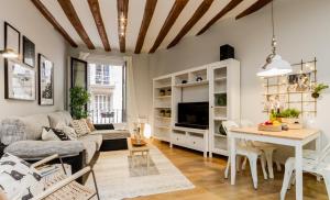a living room with a couch and a table at Soul Apartmet in Pamplona
