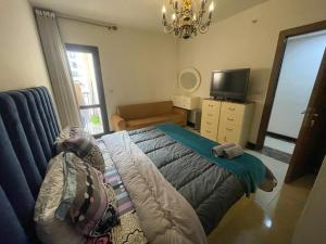 TV a/nebo společenská místnost v ubytování Nyoum Porto New Cairo + 17 fotografií