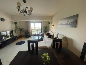 TV a/nebo společenská místnost v ubytování Nyoum Porto New Cairo