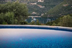 Photo de la galerie de l'établissement Villas Amantea- four villas with big pool and infinity pool, à Sývota