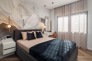 una camera da letto con un letto e una grande finestra di Villa M a Vodice Altre 46 foto