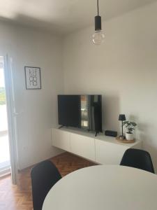 TV a/nebo společenská místnost v ubytování Laganini apartman Rab