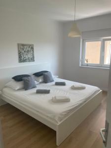Postel nebo postele na pokoji v ubytování Laganini apartman Rab