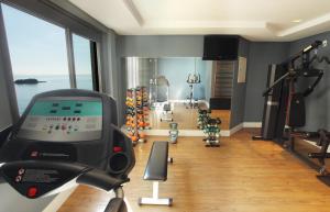 una habitación con un gimnasio con cinta de correr en Hotel Bhally, en Balneário Camboriú