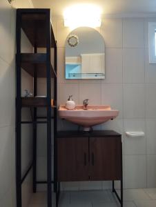 ein Badezimmer mit Waschbecken und Spiegel in der Unterkunft Nikolas House in Asprovalta + 42 Fotos