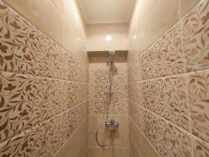 un baño con ducha y bañera en City Square - Brand New Luxury Apartment With Stunning Sea View, en Alejandría 153 fotos más