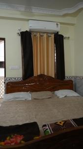 mayapurMayapur Prakash的一间卧室配有一张带黑色窗帘的床 更多16张照片