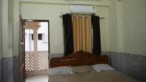 mayapurMayapur Prakash的带床、镜子和梳妆台的卧室