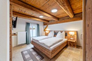 Ένα ή περισσότερα κρεβάτια σε δωμάτιο στο Gästehaus Hopfenperle