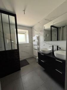 Kuchyň nebo kuchyňský kout v ubytování Gîte Le Clos des Hirondelles en Limousin