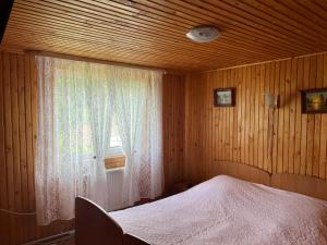 Postel nebo postele na pokoji v ubytování Cottage u Romana