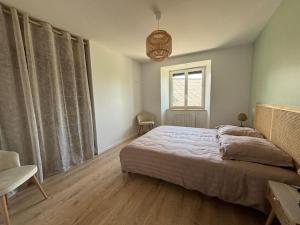 Postel nebo postele na pokoji v ubytování Gîte Le Clos des Hirondelles en Limousin