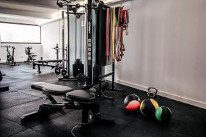 een fitnessruimte met gewichten en ballen op de vloer bij Hotel Tarba in San Antonio