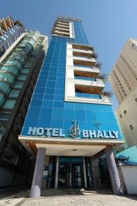 un edificio de hotel con un emblema de hotel en Hotel Bhally, en Balneário Camboriú