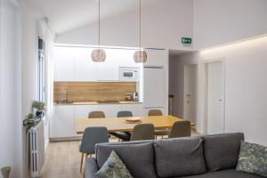 eine Küche und ein Esszimmer mit Tisch und Stühlen in der Unterkunft El Canónigo Bardenas in Tudela