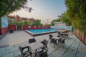 Bazén v ubytování Vrinda Anandam Resort nebo v jeho okolí