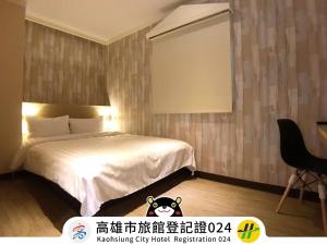 Rúm í herbergi á Win Inn Kaohsiung Hotel