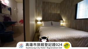 Rúm í herbergi á Win Inn Kaohsiung Hotel