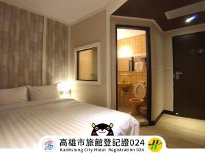 Rúm í herbergi á Win Inn Kaohsiung Hotel