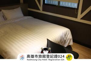 Rúm í herbergi á Win Inn Kaohsiung Hotel