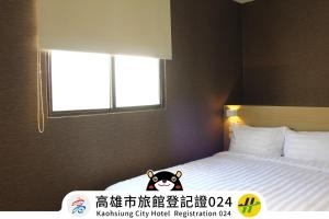 Rúm í herbergi á Win Inn Kaohsiung Hotel
