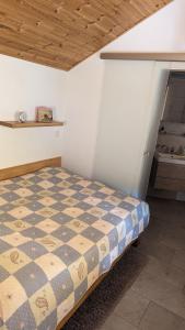 ヴァルデックにあるFerienhaus Manoury am Klosterbrunnenの部屋にベッドがある寝室