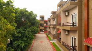 an empty alley between two apartment buildings at Vrinda Anandam Resort in Vrindāvan