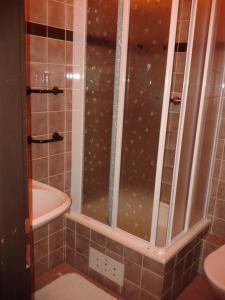 Hotel Rozvoj في كلاتوفي: حمام مع دش مع حوض ومغسلة