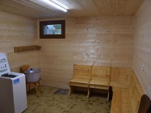 ein Raum mit einer Bank und einem Fenster in einem Holzzimmer in der Unterkunft Appartement Châtel 4 pièces, 6 pers, balcon, proche centre - FR-1-676-117 in Châtel