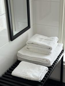 einen Stapel Handtücher auf einem Regal im Bad in der Unterkunft Villa Alicia, oma 85 m2 talo, ilmastointi in Kokkola