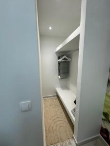 Кровать или кровати в номере Cozy City Center Apartment B