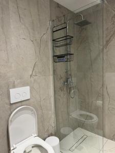 Ванная комната в Cozy City Center Apartment B +3 фотографии