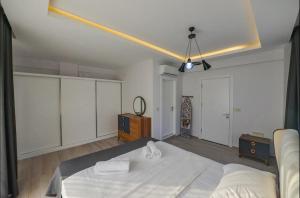 Katil atau katil-katil dalam bilik di Luxury Villa with Pool +11 gambar